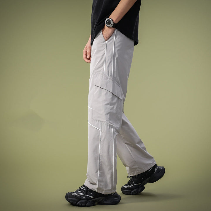 Pantaloni utility cargo uomo, taglio dritto e vestibilità ampia, con pratiche tasche per look versatile.