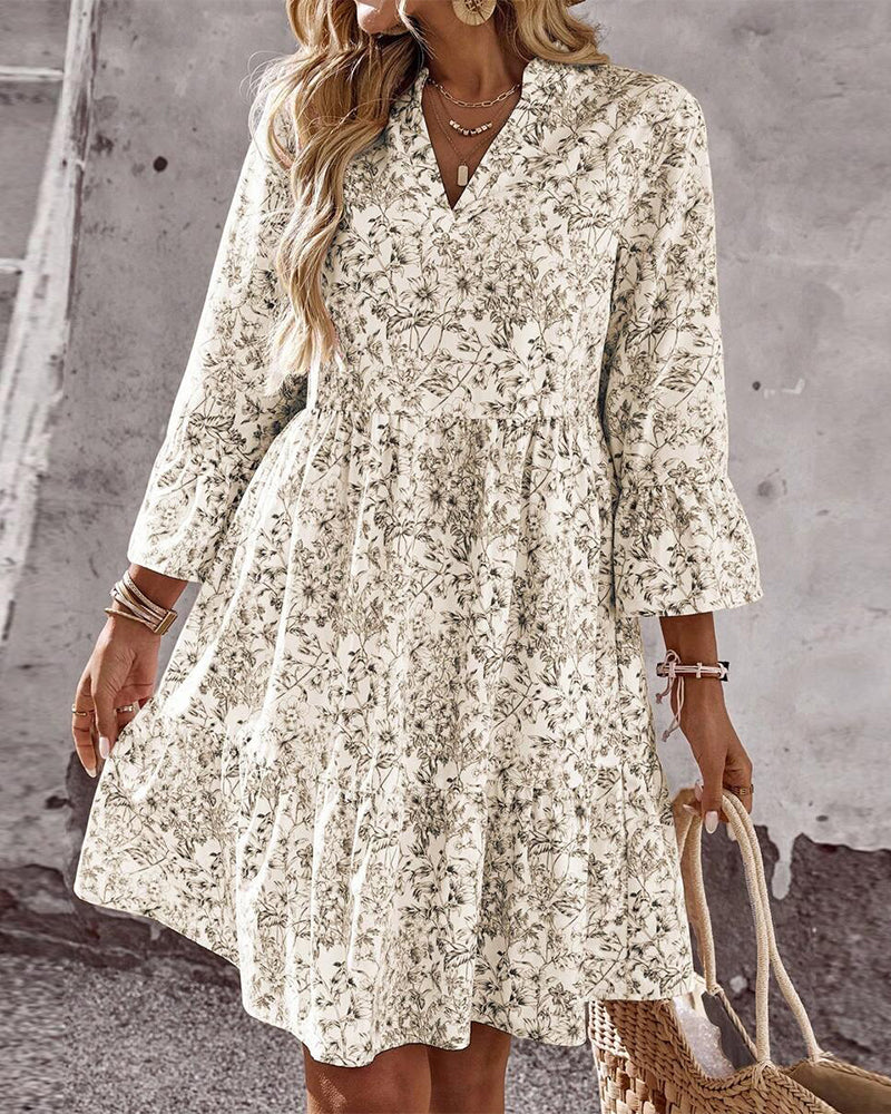 Abito elegante floreale beige per donna, con maniche a volant e collo alto. Vestito midi primaverile.