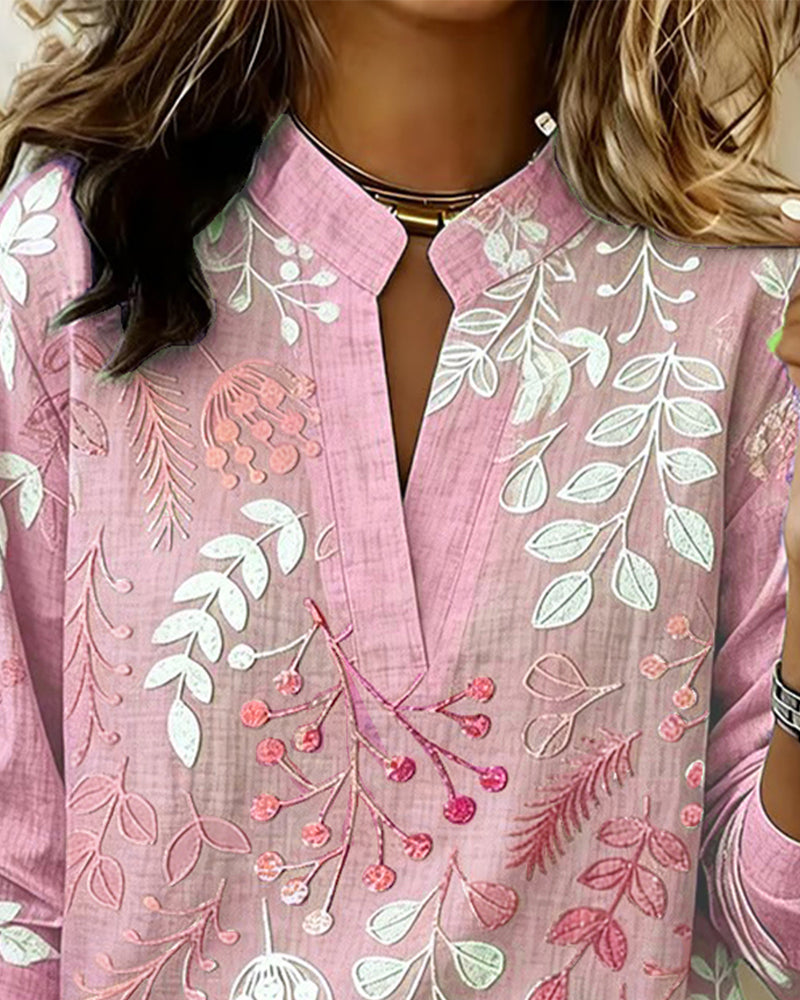 Morbida blusa floreale da donna, scollo a V e maniche 3/4. Tessuto traspirante ideale per le giornate calde.