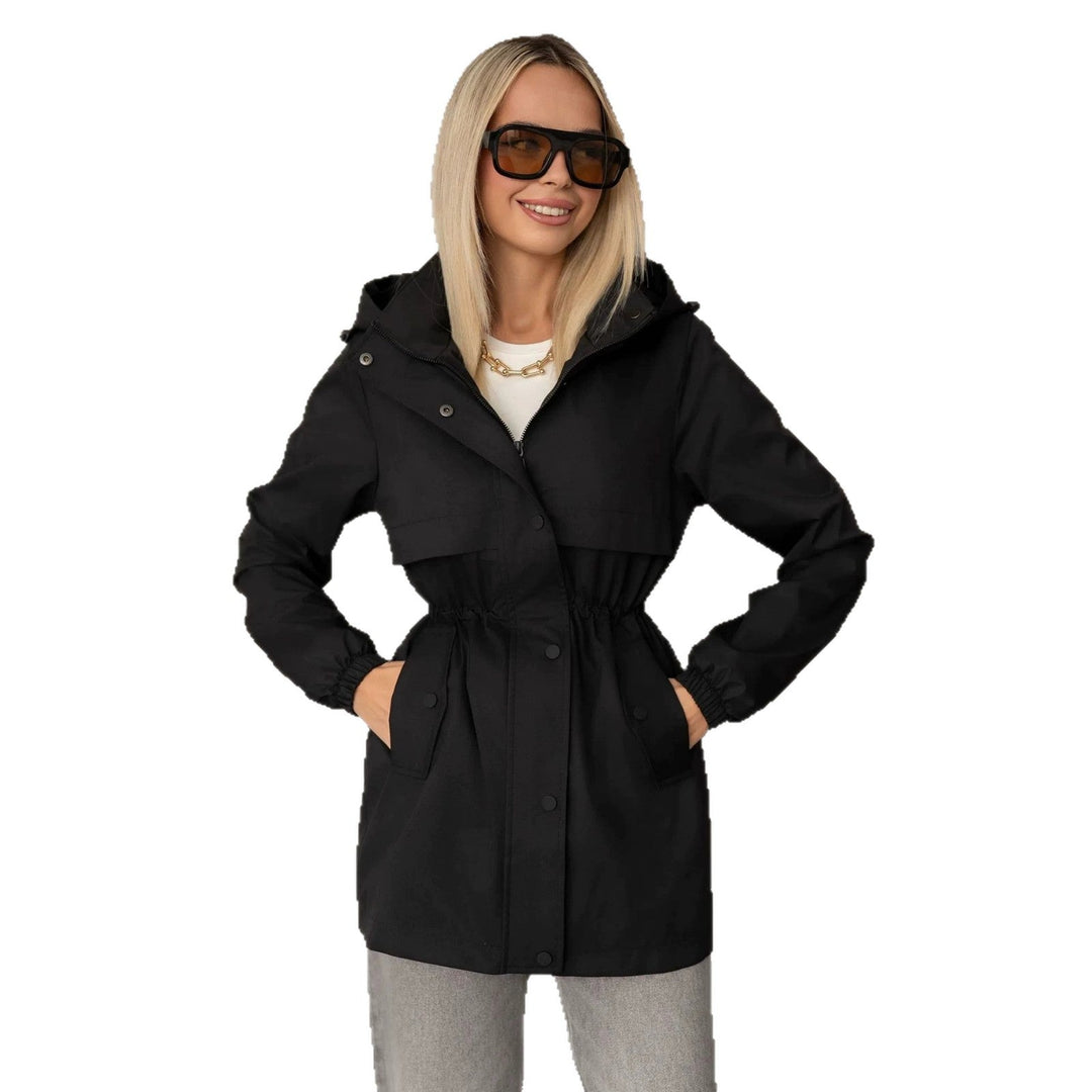 Modella indossa giacca sportiva donna casual con cappuccio, comfort e stile per un look quotidiano.
