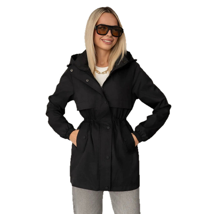 Modella indossa giacca sportiva donna casual con cappuccio, comfort e stile per un look quotidiano.