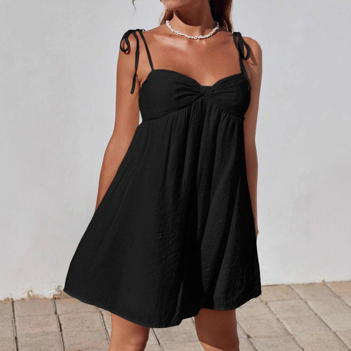 Mini abito casual da donna, estivo e comodo. Look versatile ed elegante, moda tinta unita.