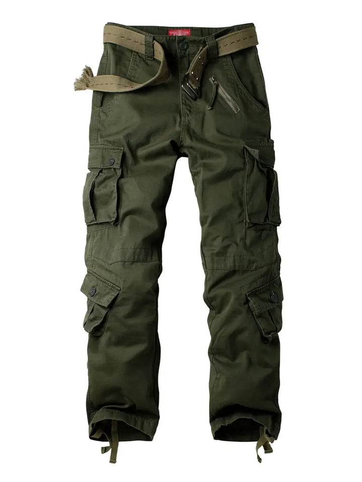 Pantaloni cargo uomo piegati, mostrando il tessuto resistente e le pratiche tasche per comfort.