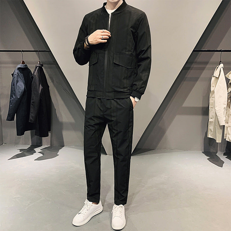 Completo tuta sportiva uomo aderente, stile casual per il fitness. Set due pezzi con felpa a manica lunga e pantaloni comodi.