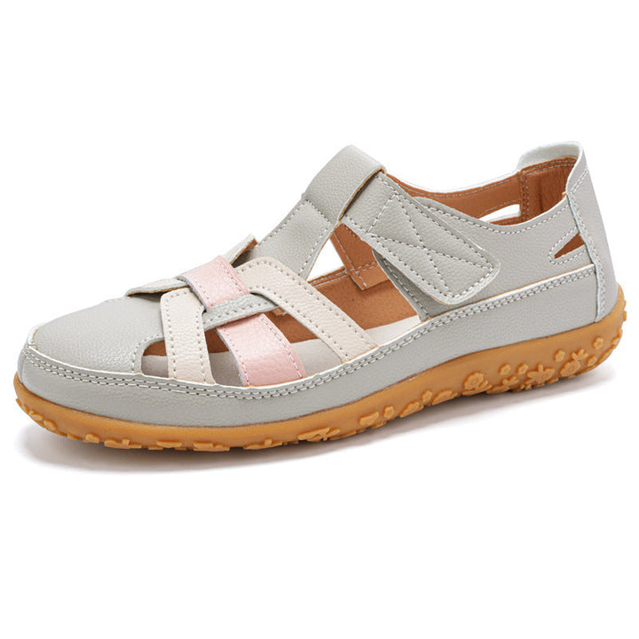 Primo piano della punta tonda dei sandali donna retrò, sinonimo di comfort per i piedi tutto il giorno.