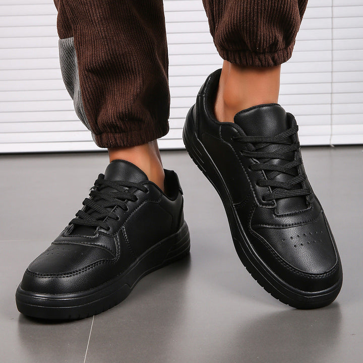 Scarpe sportive uomo basse, perfette per look casual e passeggio in primavera e autunno.