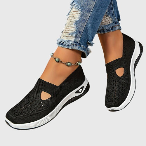 Sneakers slip on donna nere traspiranti, con suola spessa e design moderno per comfort quotidiano.