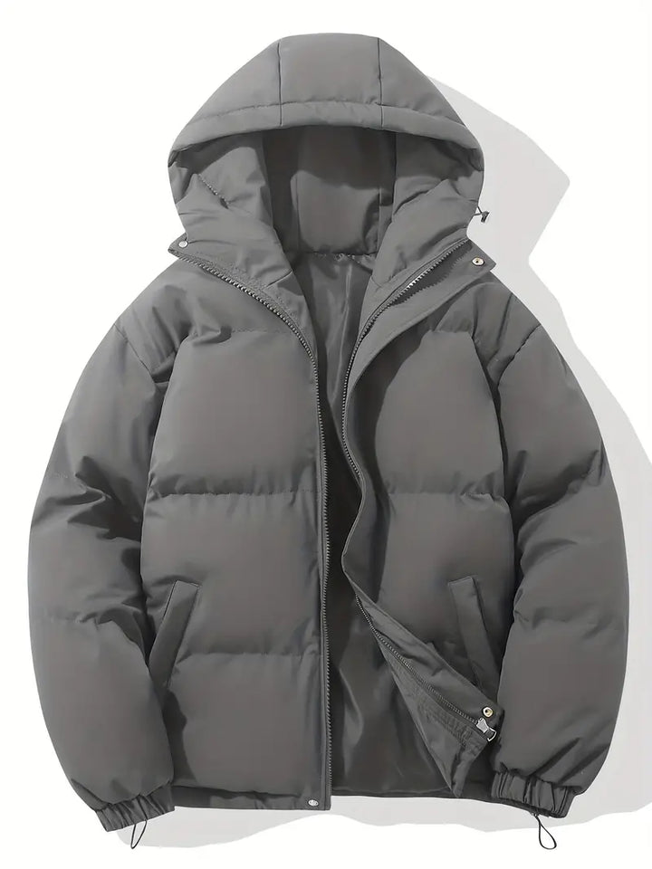 Giacca uomo trapuntata con cappuccio, calda e confortevole per l'inverno. Stile casual e moderno.