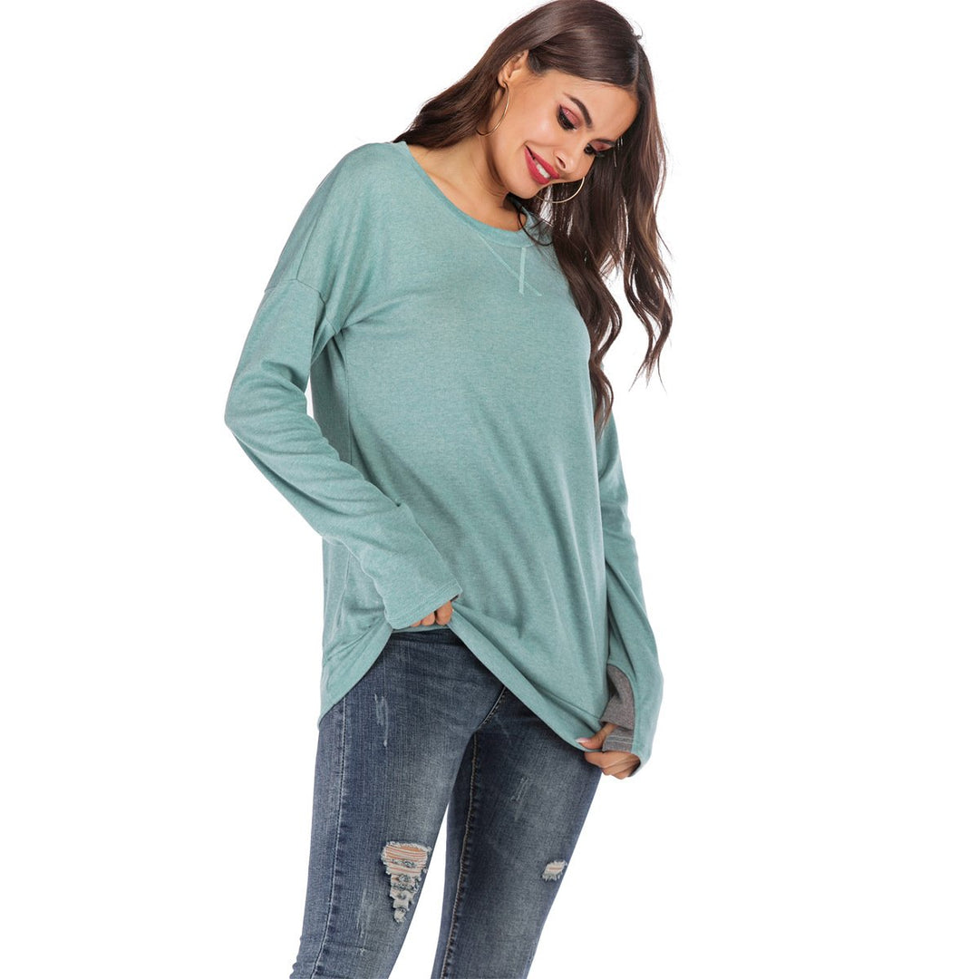 Dettaglio tessuto morbido del maglione pullover donna a tinta unita, maniche lunghe.