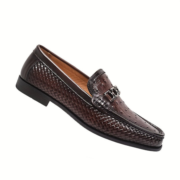 Uomo che indossa mocassini in pelle intrecciata, coffee brown. Comodità e eleganza per la moda maschile.