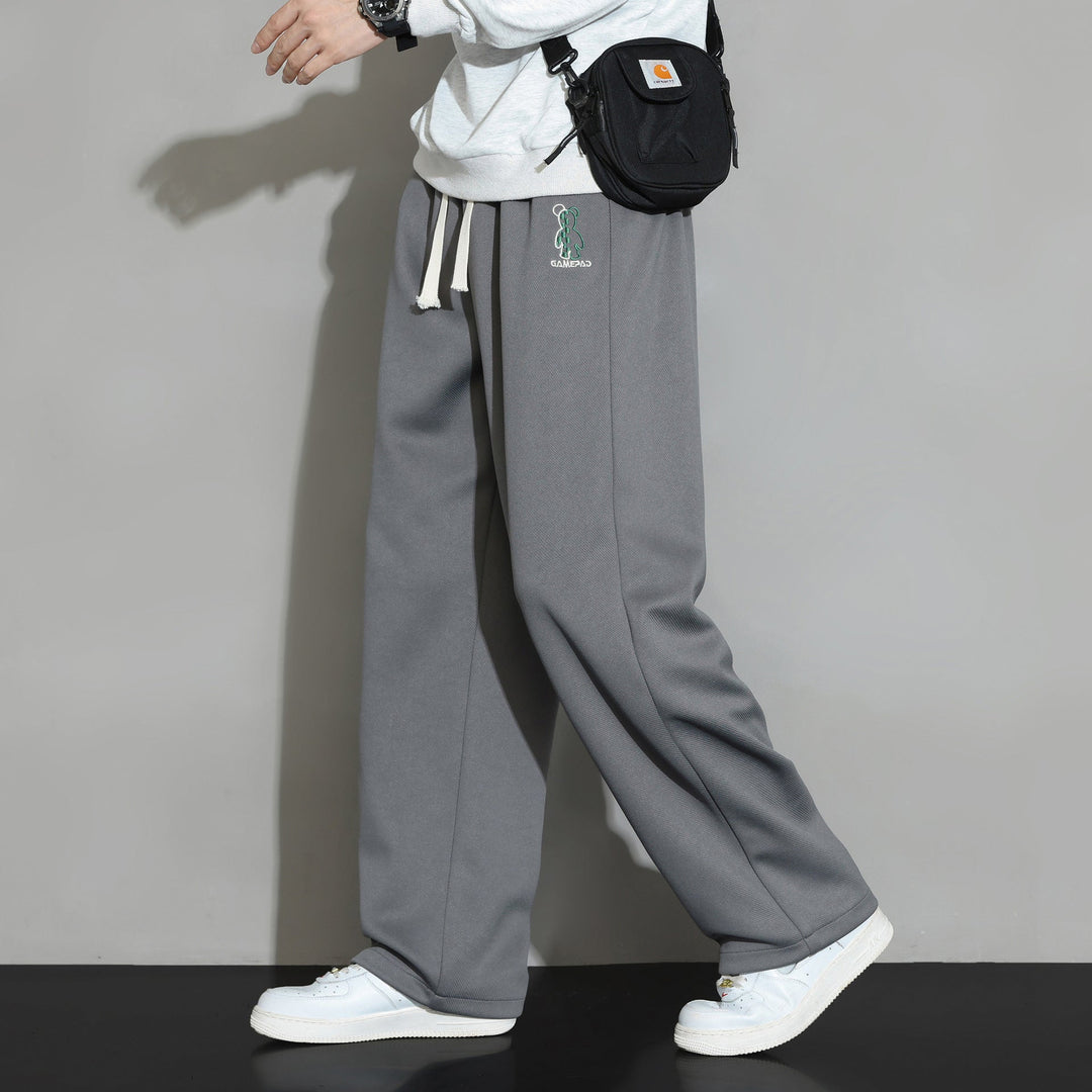 Pantaloni tuta uomo sportivi, taglio a gamba dritta, garantiscono comfort e stile per ogni attività.