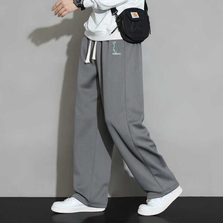 Pantaloni tuta uomo sportivi, taglio a gamba dritta, garantiscono comfort e stile per ogni attività.