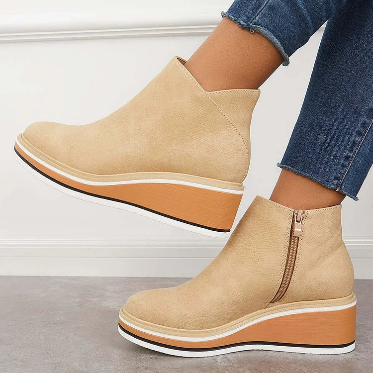 Primo piano stivali donna in suede beige, texture morbida e dettagli di lusso. Calzature invernali.
