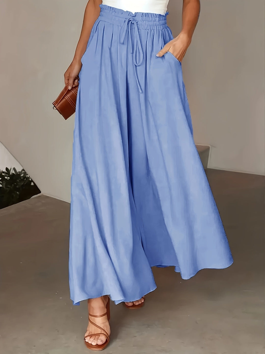Eleganti pantaloni a gamba larga da donna, vita alta, ideali per outfit casual o estivi.