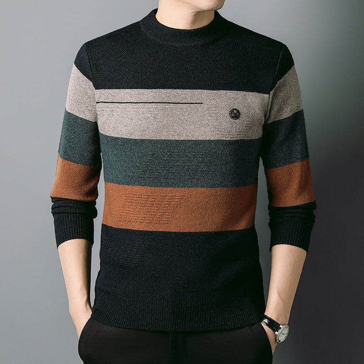 Uomo indossa maglia termica slim fit con scollo tondo. Ideale per protezione dal freddo invernale e comfort.