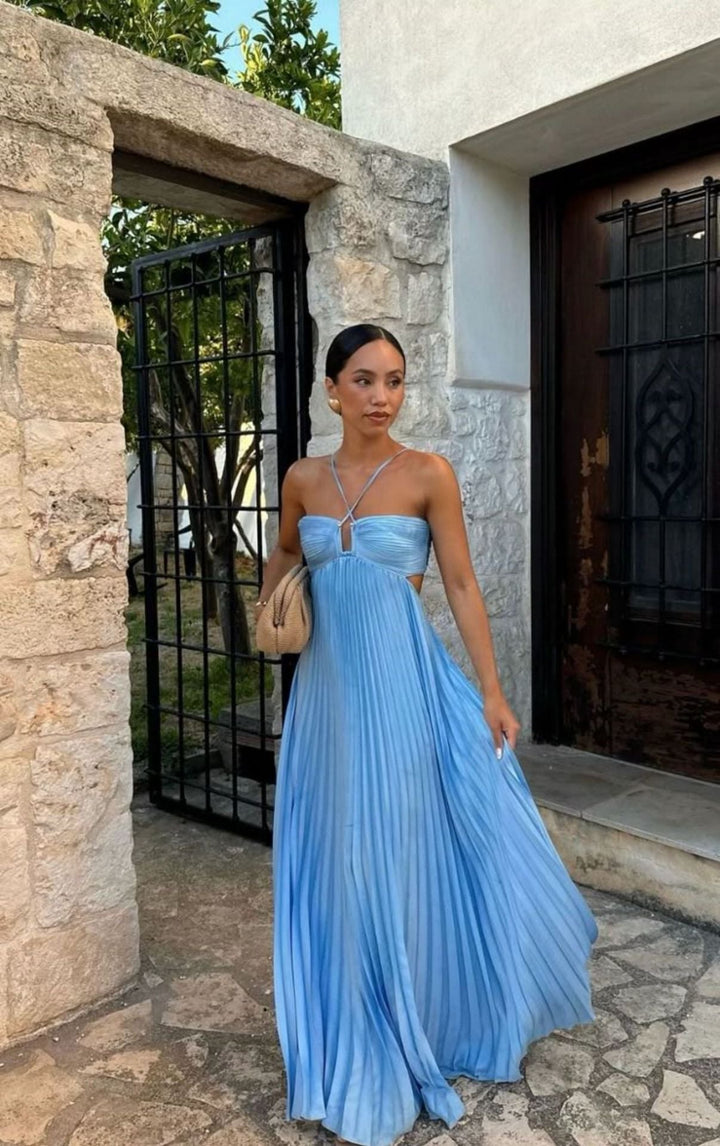 Moda femminile: abito plissettato con collo halter e vita alta, perfetto per un look sofisticato.