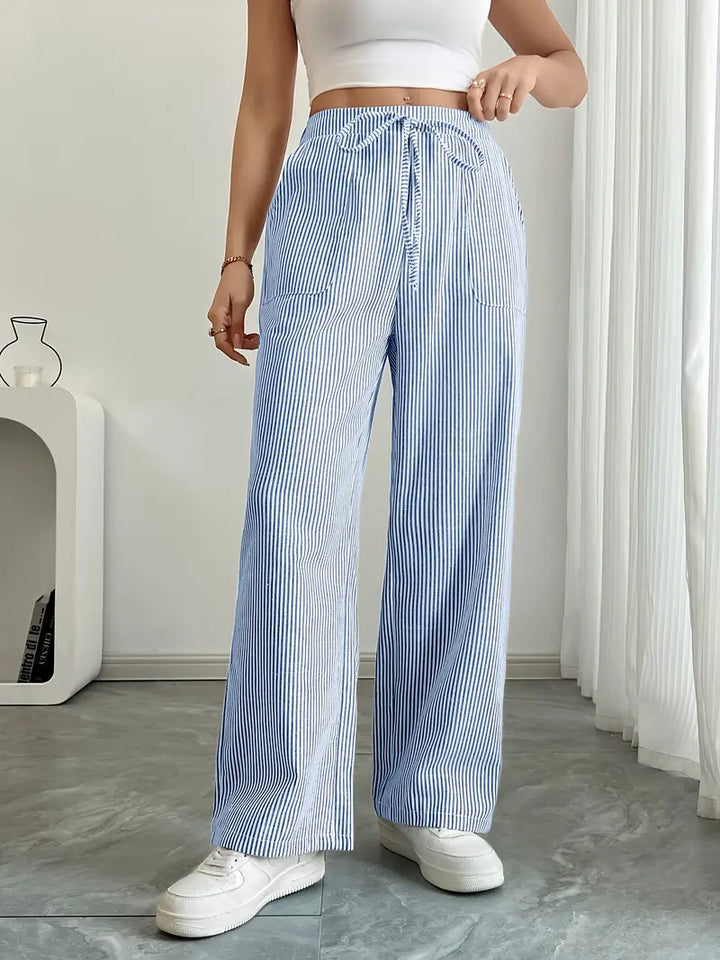 Comodi pantaloni estivi donna a righe, vestibilità ampia, ideali per il relax o la città.