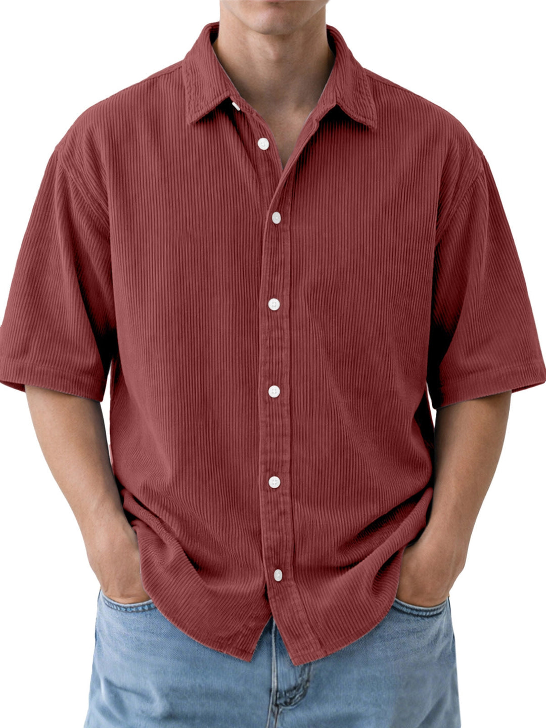 Camicia uomo con texture a coste, maniche corte e taglio ampio. Ideale per un outfit casual e confortevole.