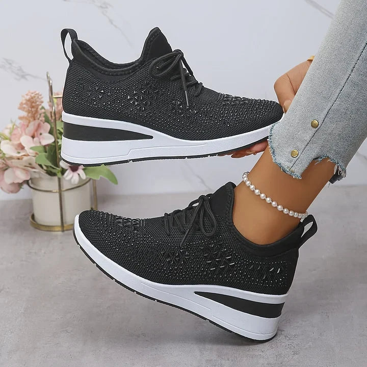 Calzature donna con supporto plantare e strass, perfette per lo stile casual.