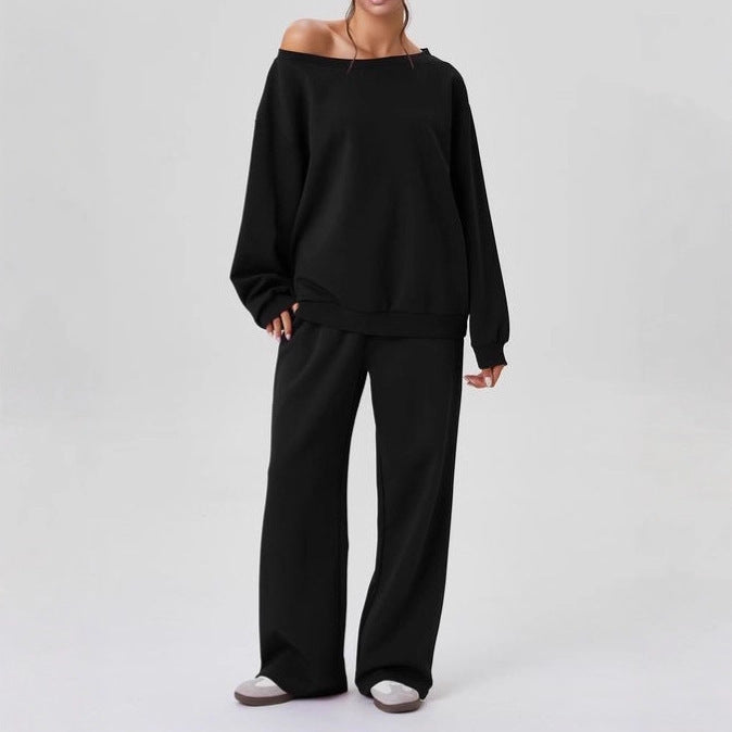 Completo due pezzi donna moderno, con top spalle scoperte e pantaloni ampi. Perfetto per un look casual chic.