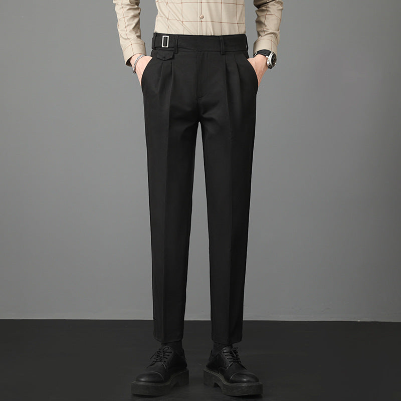 Pantaloni eleganti uomo, taglio dritto slim fit. Versatili per ufficio o eventi casual. Abbigliamento maschile moderno.