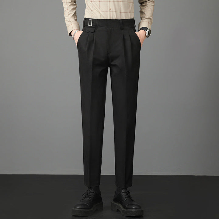 Pantaloni eleganti uomo, taglio dritto slim fit. Versatili per ufficio o eventi casual. Abbigliamento maschile moderno.