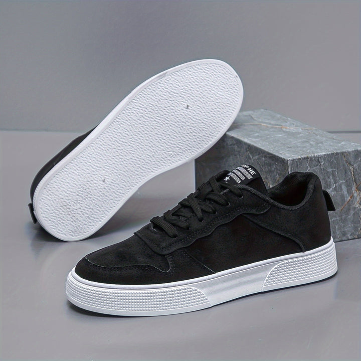 Calzature uomo: sneakers basse di tendenza, ideali per un'eleganza casual e un comfort superiore.