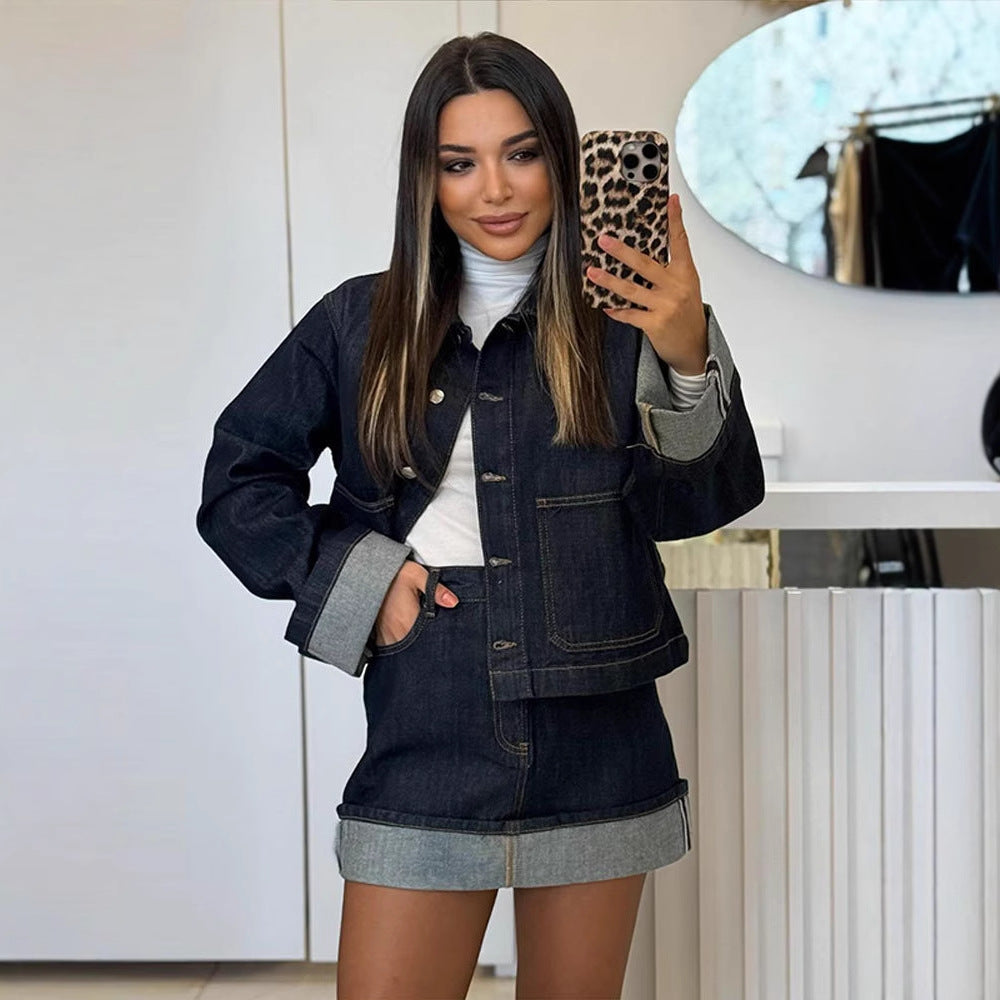 Giacca corta da donna elegante in denim blu scuro con colletto polo e bottoni, perfetta per la mezza stagione e stile casual.