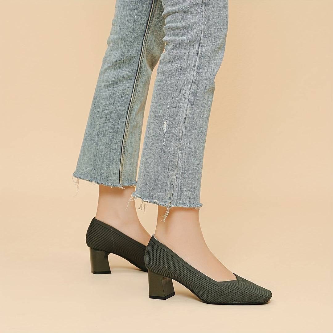 Décolleté donna stile classico con tacco largo e soletta imbottita, ideali per un look elegante.