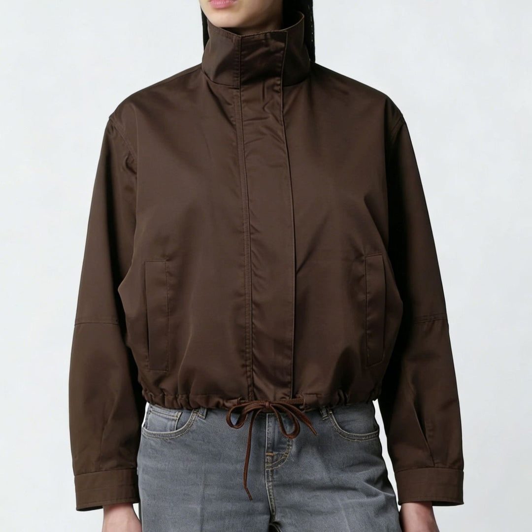 Trench lungo donna elegante, perfetto per mezza stagione. Cappotto minimalista con collo alto e maniche lunghe.