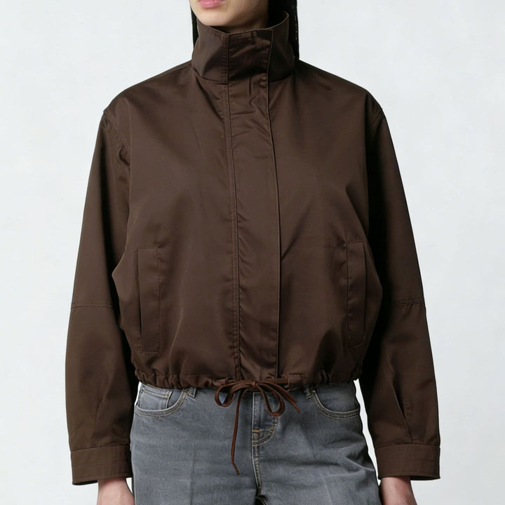 Trench lungo donna elegante, perfetto per mezza stagione. Cappotto minimalista con collo alto e maniche lunghe.