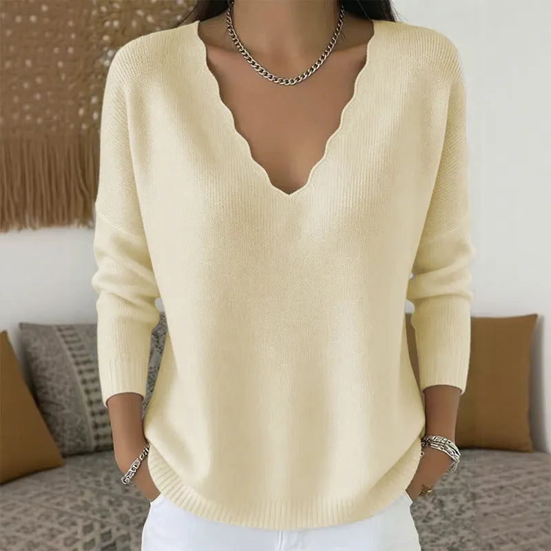 Vista frontale del maglione donna con scollo a V e originale bordo ondulato. Perfetto per ogni look.