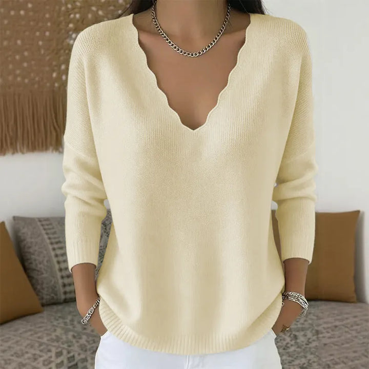 Vista frontale del maglione donna con scollo a V e originale bordo ondulato. Perfetto per ogni look.