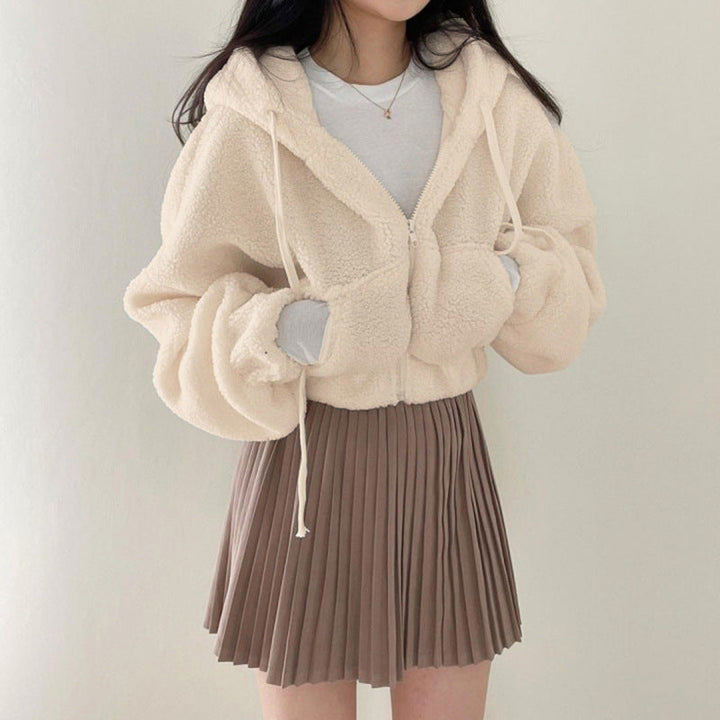 Giacca invernale corta da donna, ideale per affrontare il freddo, con collo alto protettivo e design elegante.