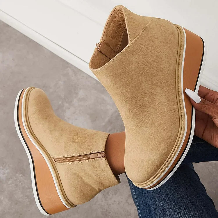 Stivali donna alti in suede, must-have per outfit autunno/inverno, combinano stile e calore.