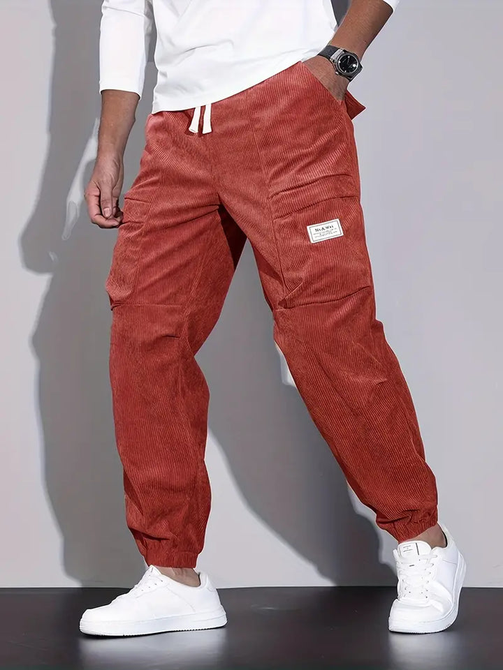 Pantaloni cargo uomo slim fit in cotone, perfetti per comfort e stile quotidiano.
