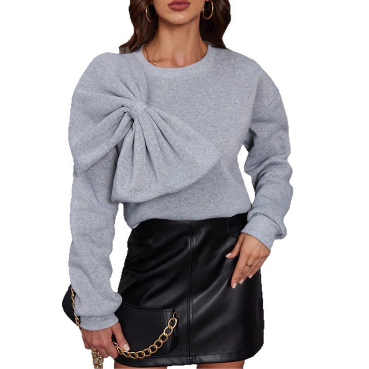 Maglione donna girocollo con fiocco e maniche lunghe. Pullover morbido ed elegante, perfetto per outfit invernali.