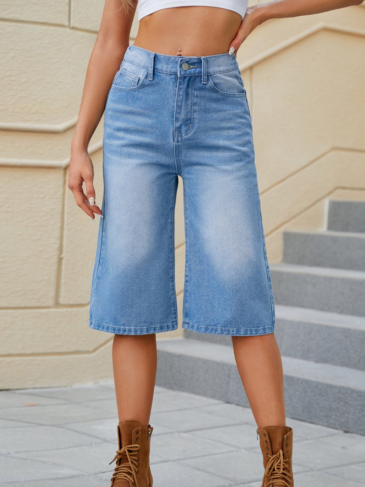 Pantaloncini casual da donna a vita alta in denim blu, perfetti per l'estate e look versatili.
