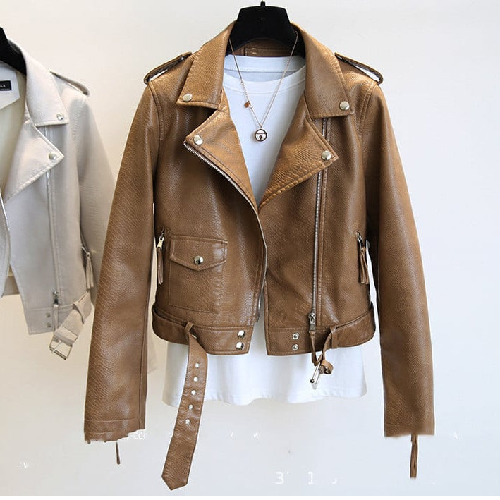 Giacca biker donna in pelle con audace stampa serpente, slim fit, perfetta per street style moda autunno-inverno.