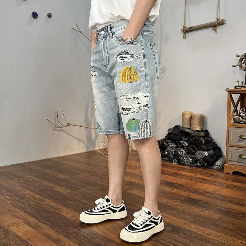 Pantaloncini uomo blu chiaro stile vintage, shorts in denim cropped. Perfetti per la moda uomo estiva e outfit casual.