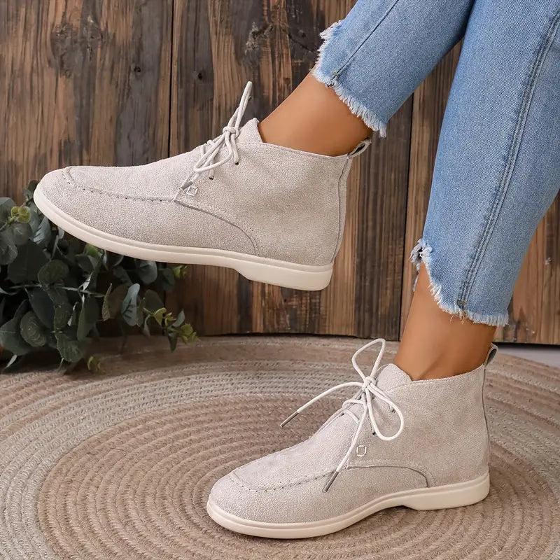 Scarpe donna moderne: stivaletti in pelle, comfort per il quotidiano, ideali per ufficio, casual e passeggio.