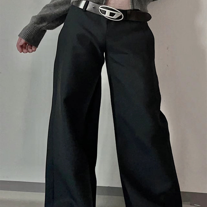 Moda donna: pantaloni neri eleganti a vita bassa, gamba larga e taglio moderno per un look sofisticato.