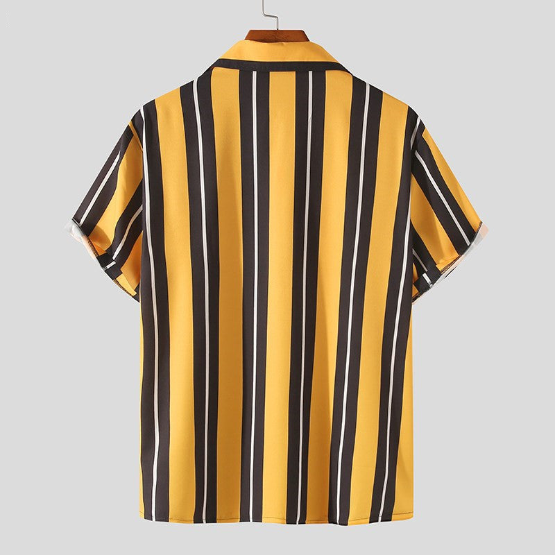 Camicia casual uomo gialla a maniche corte, perfetta per l'estate, stile streetwear e look fresco.