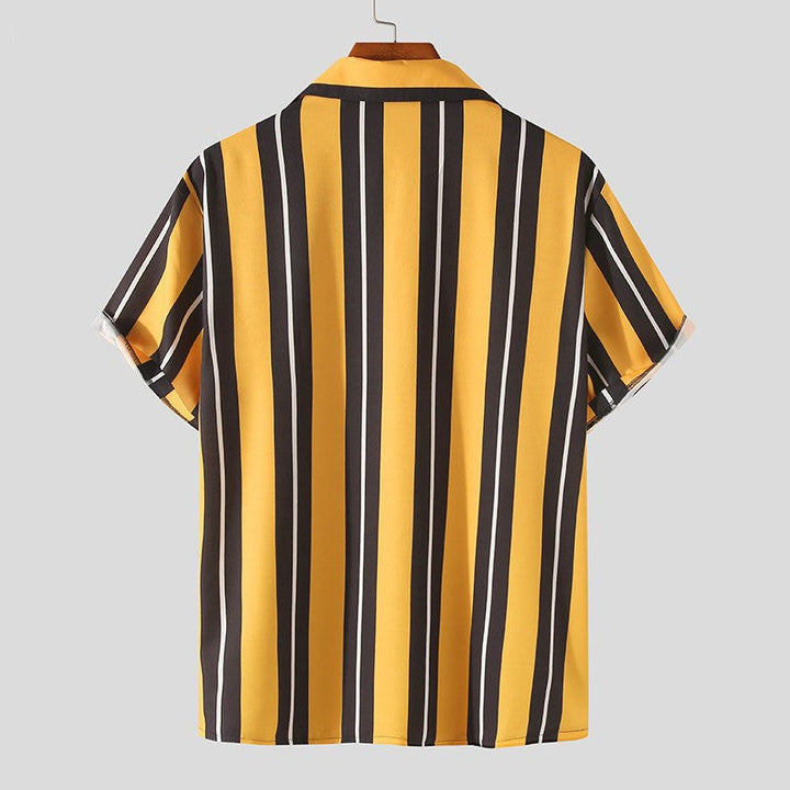 Camicia casual uomo gialla a maniche corte, perfetta per l'estate, stile streetwear e look fresco.