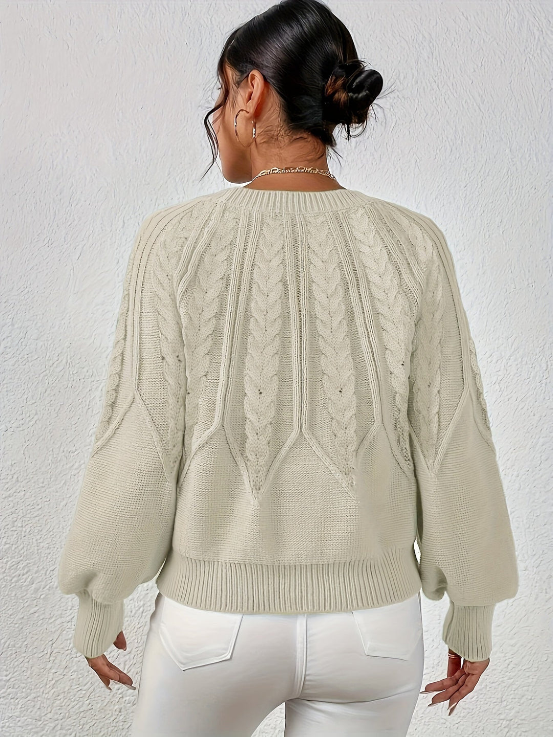 Moda invernale donna: maglione a trecce con maniche a palloncino e vestibilità comoda.