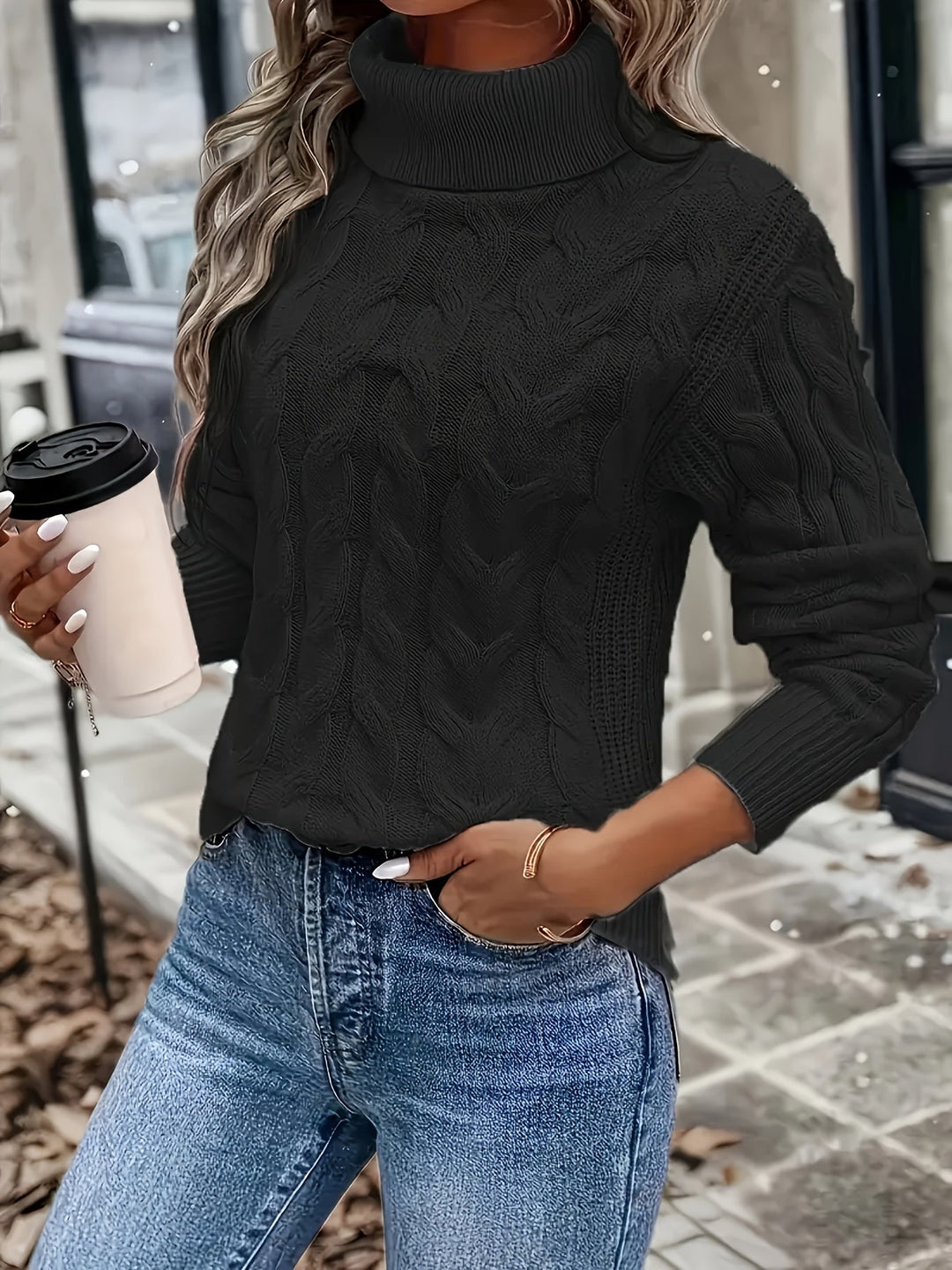 Pullover donna caldo a trecce, collo alto avvolgente. Comfort e stile per l'inverno.