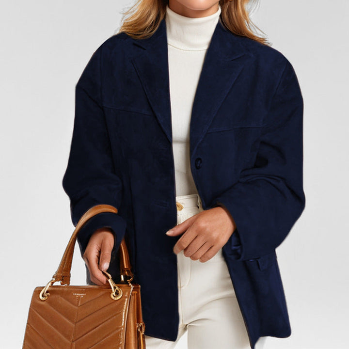 Blazer autunnale donna indossato, giacca elegante con bottoni, per un look professionale o casual di tendenza.