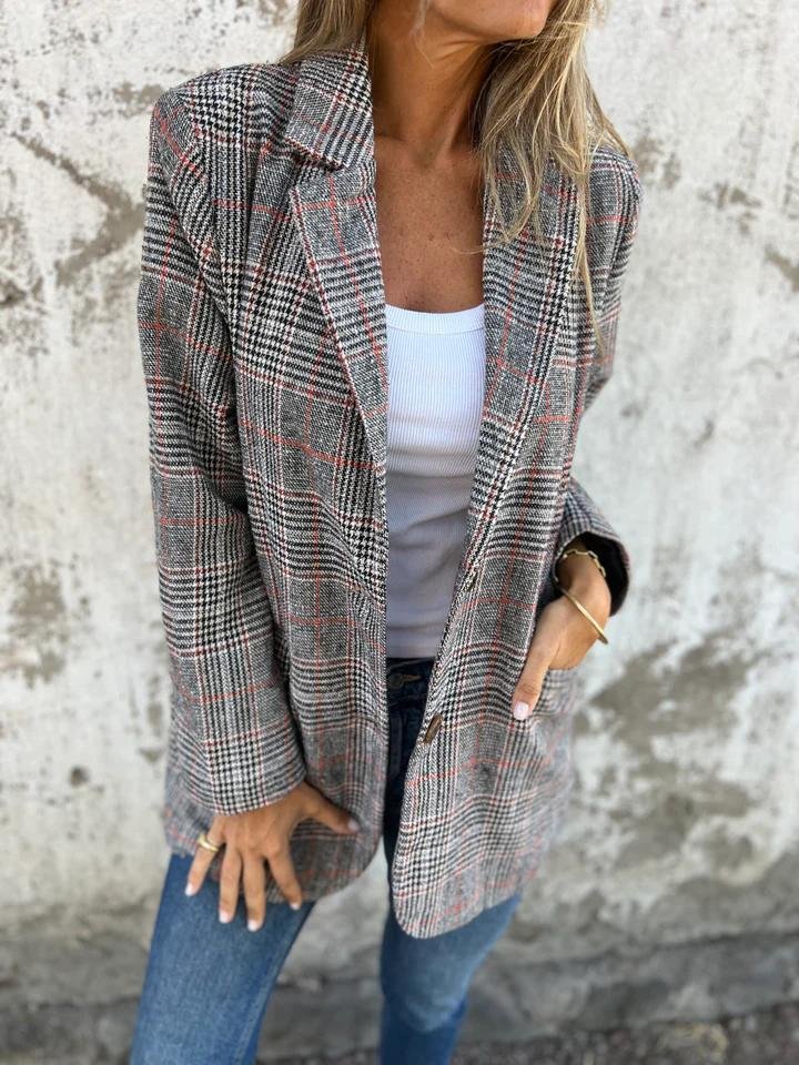 Elegante blazer autunnale da donna a quadri, una giacca chic per ogni occasione, dall'ufficio al tempo libero.