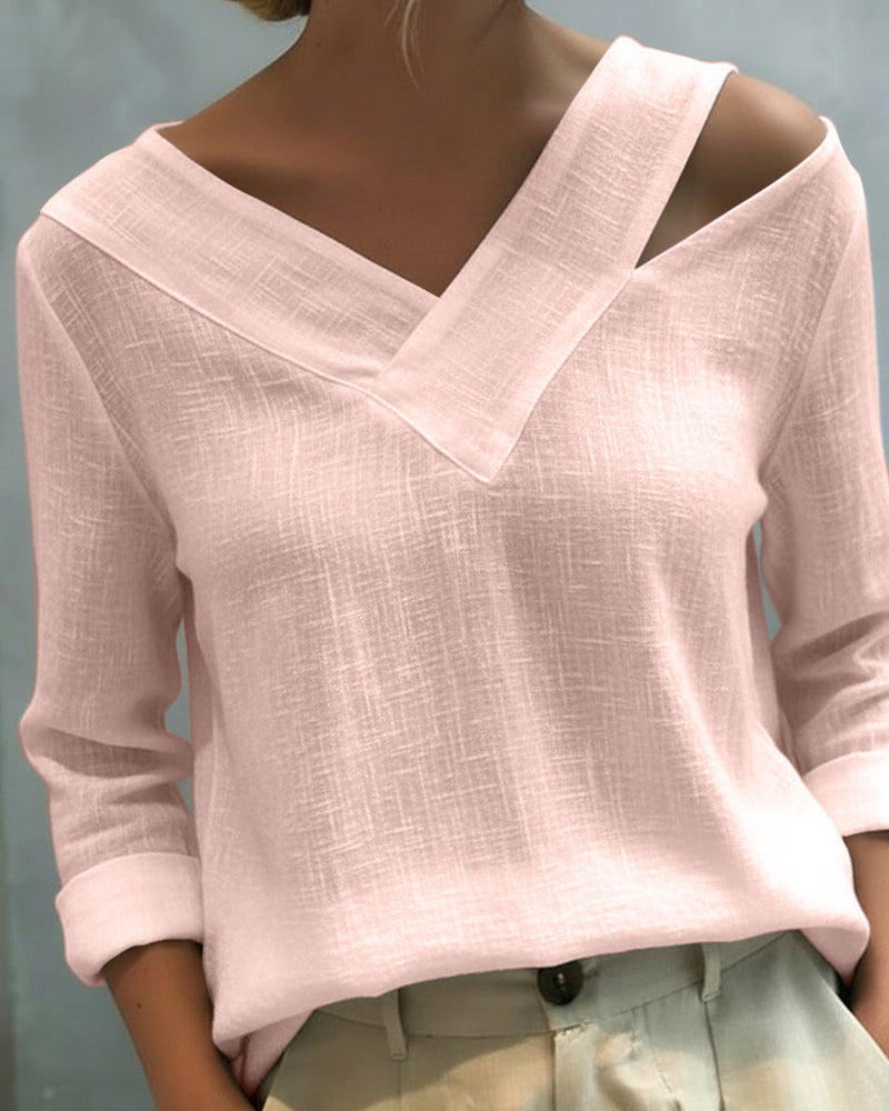 Moda femminile: top elegante asimmetrico con scollo a V, chic per primavera e autunno.