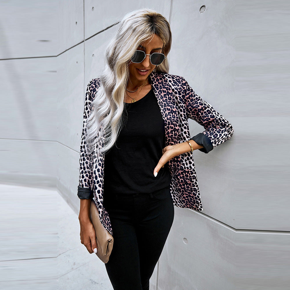 Giacca donna leopardata versatile, con vestibilità comoda, perfetta per un look elegante o casual chic. Abbigliamento moda.